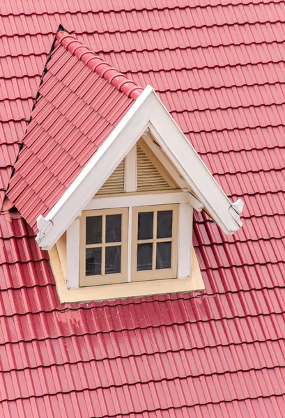 Piros lapok fehér ablak ház tető — Stock Fotó