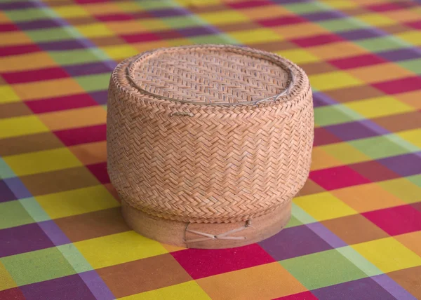 粘着性があるタイのコメ手作り竹織りのラウンド ボックス — ストック写真