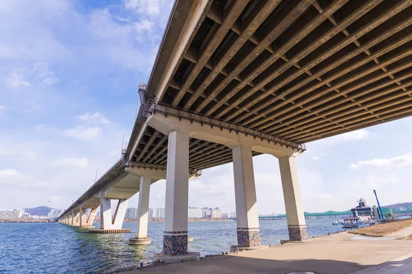 Gran autopista puente sobre el río en Seúl, Corea — Foto de Stock