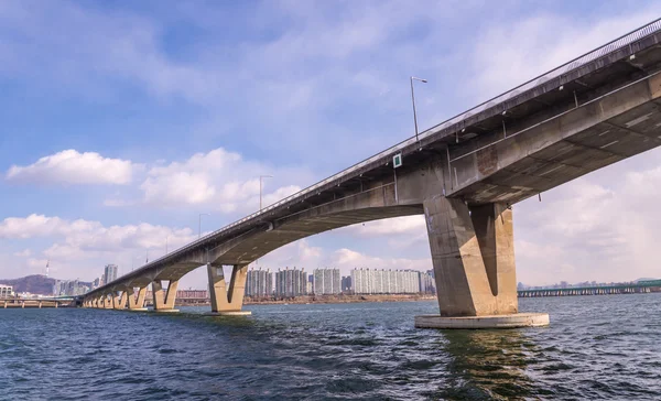 Gran autopista puente sobre el río en Seúl, Corea — Foto de Stock