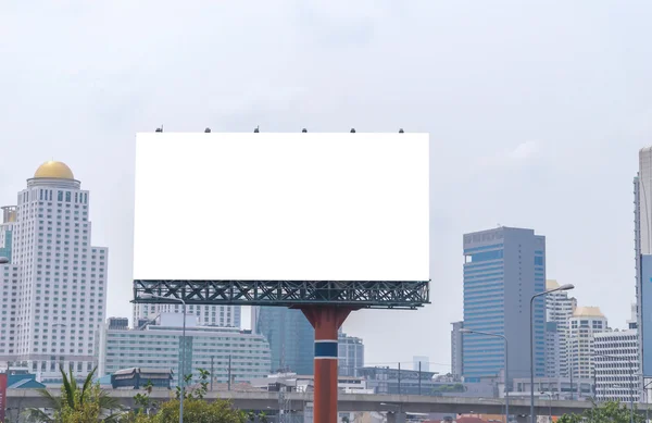 Grande cartellone bianco con sfondo vista città — Foto Stock
