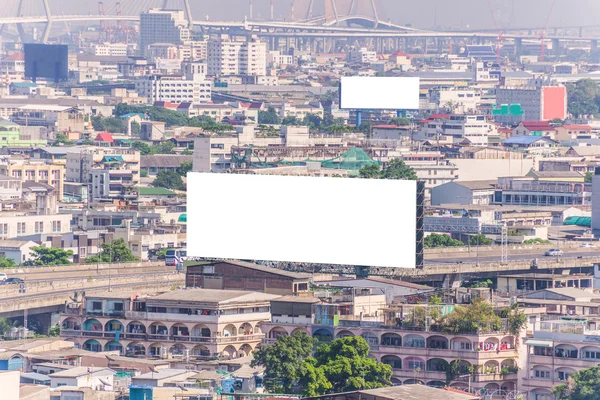 Большой чистый рекламный щит с видом на город . — стоковое фото