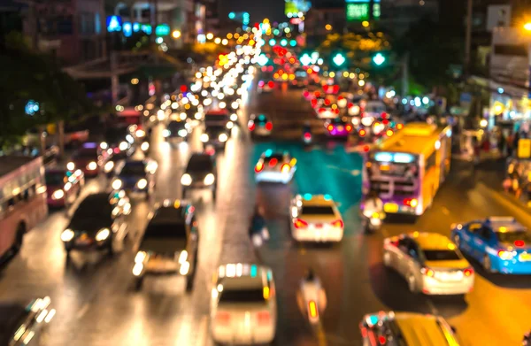 Abstenerse borrón bokeh de atasco de tráfico nocturno en la carretera en la ciudad . — Foto de Stock