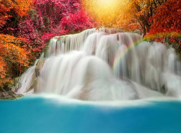 Maravillosa cascada con arco iris en bosque profundo a la par nacional — Foto de Stock