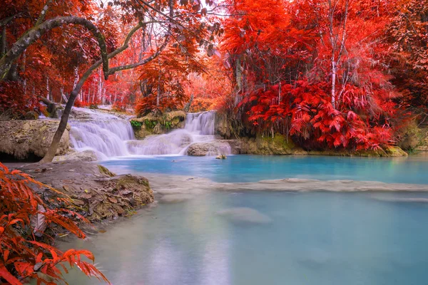 Cascada en la selva tropical (Tat Kuang Si Cascadas en Luang praba — Foto de Stock