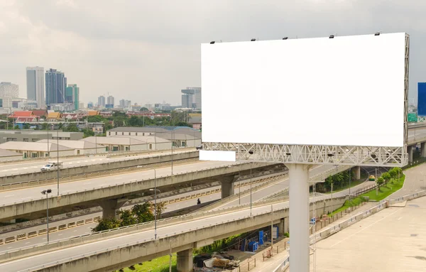 Stor tomt billboard på väg med staden bakgrunden — Stockfoto