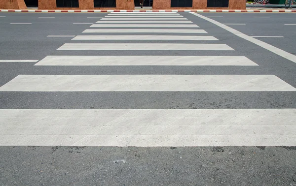Zebra trafik promenad långt på väg i staden — Stockfoto