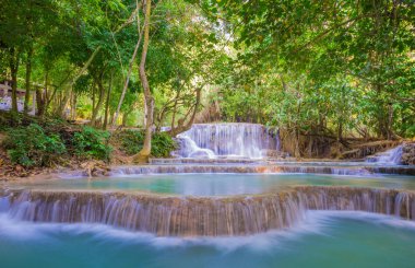 Şelale (Tat Kuang Si Waterfalls Luang praba, yağmur ormanlarında
