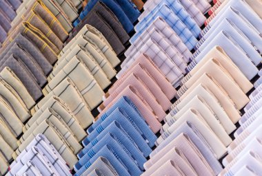 renkli mendil duvarda asılı