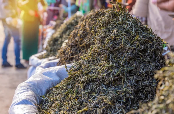Processo seco de chá verde orgânico após colhido no mercado — Fotografia de Stock