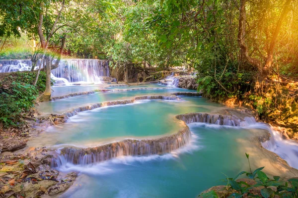 Waterfall in rain forest (Tat Kuang Si Waterfalls at Luang praba — Stock Photo, Image