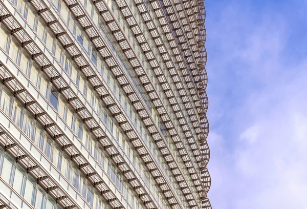 Rascacielos contra cielo y edificio en ciudad —  Fotos de Stock