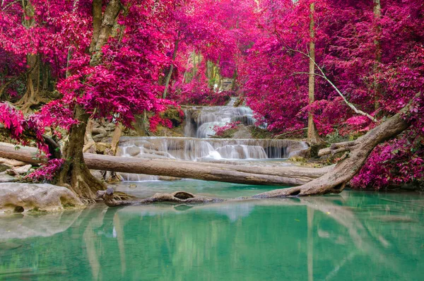 Wasserfall im tiefen Wald im erawan waterfall Nationalpark, — Stockfoto