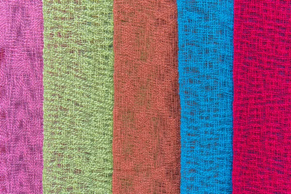 Барвисті шарфи на текстильному ринку — стокове фото