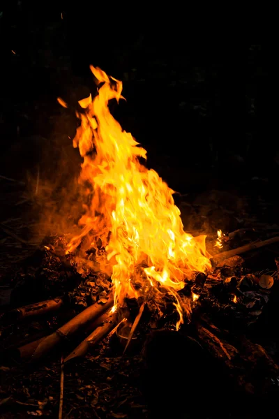 Camping Bonfire with sparks at night time. — Stock Photo, Image