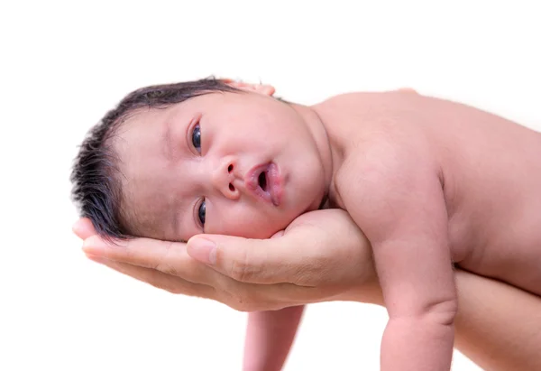 Bebé recién nacido dormir en la mano de la madre — Foto de Stock