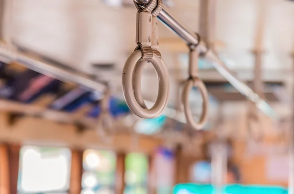 Punhos no teto para passageiros de pé dentro de um ônibus — Fotografia de Stock