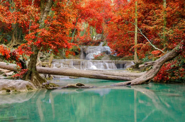 Vodopád v hlubokém lese v národním parku erawan vodopád, — Stock fotografie