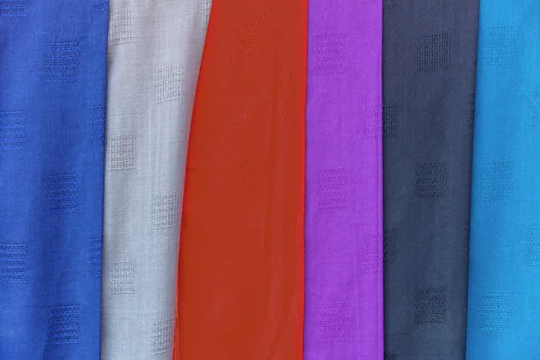 Färgglada av halsdukar i en textilmarknaden — Stockfoto