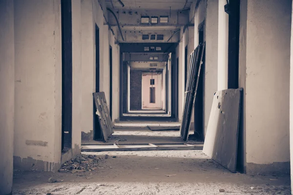 Dentro do antigo edifício abandonado com construção inacabada — Fotografia de Stock