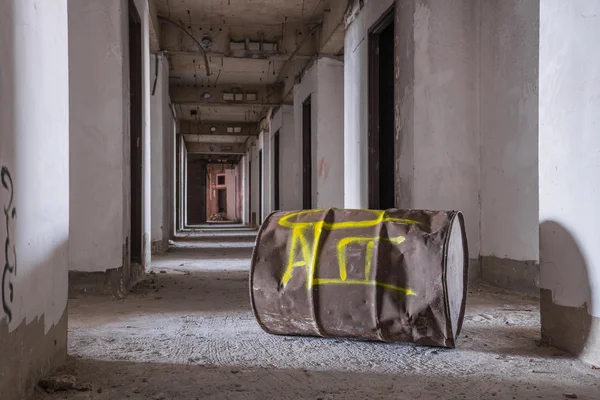 Binnenkant van oude verlaten gebouw met bouw onvoltooide — Stockfoto