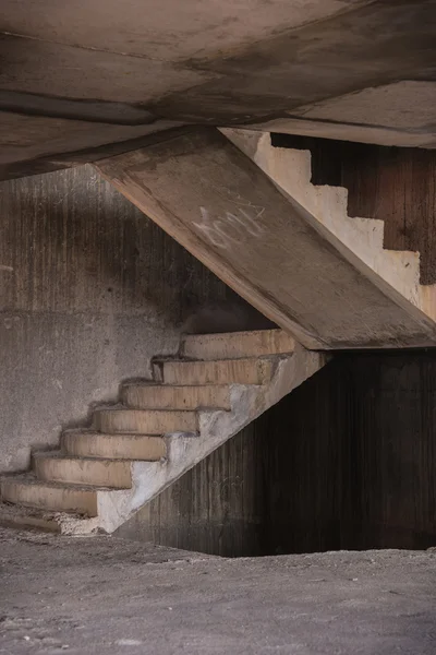 Dentro del viejo edificio abandonado con la construcción inacabada — Foto de Stock