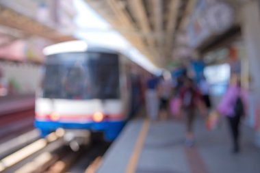 Elektrikli tren istasyonu bulanık soyut
