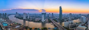 gün batımı ile bangkok cityscape nehirde peyzaj
