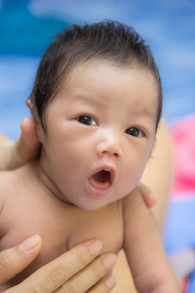 Retrato de linda niña recién nacida — Foto de Stock