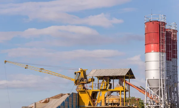 Fabbrica di cemento una torre di cemento miscelatore — Foto Stock