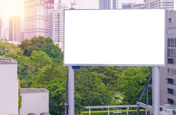 Большой чистый рекламный щит с видом на город — стоковое фото