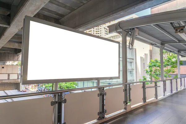 Gran valla publicitaria en blanco en el paso elevado con vista a la ciudad fondo — Foto de Stock