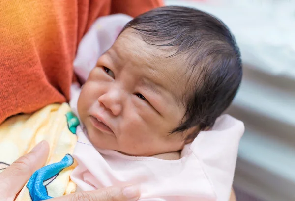 Porträtt av söt newborn baby girl — Stockfoto