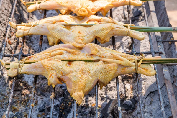 Parrilla de pollo en la estufa comida tailandesa . — Foto de Stock