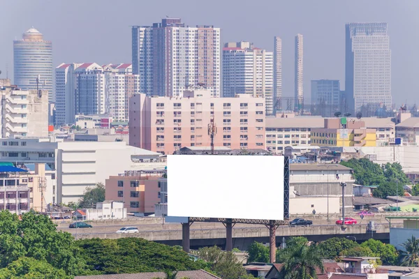 Большой чистый рекламный щит с видом на город — стоковое фото