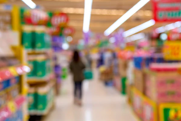 Oskärpa av shopping på supermarket närbutik — Stockfoto
