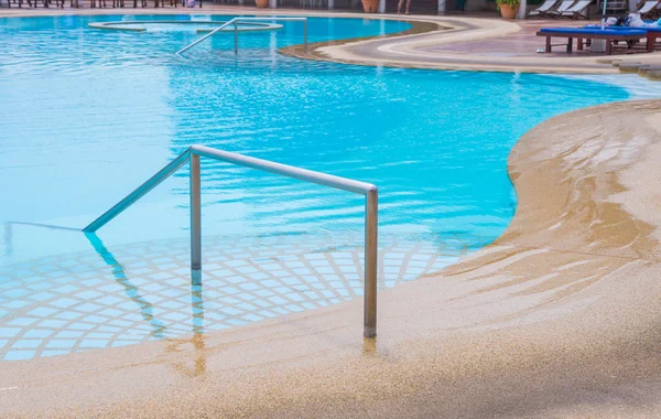 Blå pool på hotell med trappa — Stockfoto