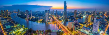 Bangkok cityscape gece zamanında nehir manzara