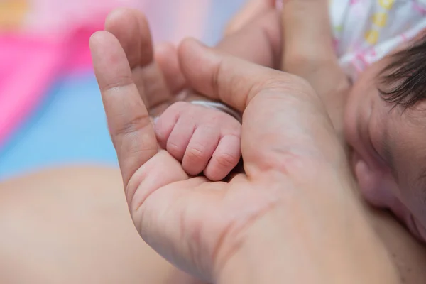 ママの手のひらに新しい生まれた赤ちゃんの手 — ストック写真