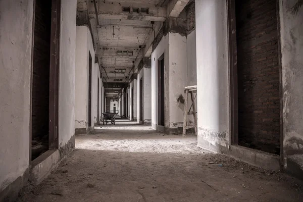 Dentro do antigo edifício abandonado com construção inacabada — Fotografia de Stock