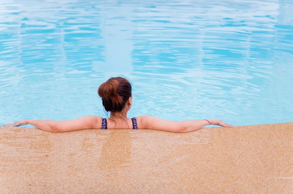 Νεαρή γυναίκα με μαγιό στην πισίνα. — Φωτογραφία Αρχείου