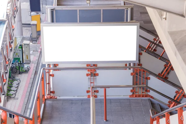 city view geçmişi olan üst geçit üzerinde büyük boş billboard