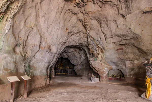 通路地下溶洞在老挝，石笋和 stalactit — 图库照片