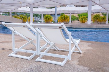 Lüks Yüzme Havuzu ile beyaz şezlonglar