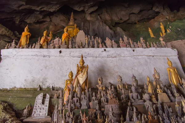 Den gamla Buddha-statyn i grottan på Laos — Stockfoto