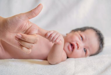Anne parmak tutan şirin yeni doğan bebek el