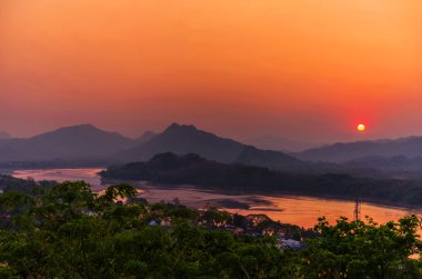 Luang prabang, Laos gölde üzerinde güzel gün batımı