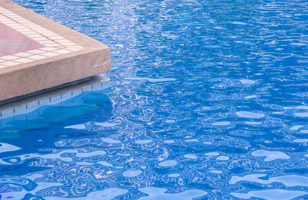 Blaues Schwimmbad mit sonnigen Reflexen — Stockfoto