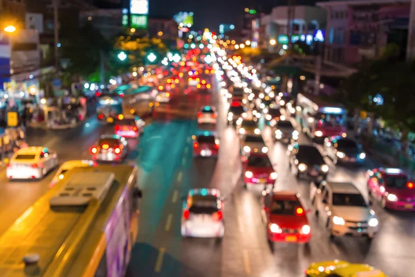 Abstenerse borrón bokeh de atasco de tráfico nocturno en la carretera en la ciudad — Foto de Stock