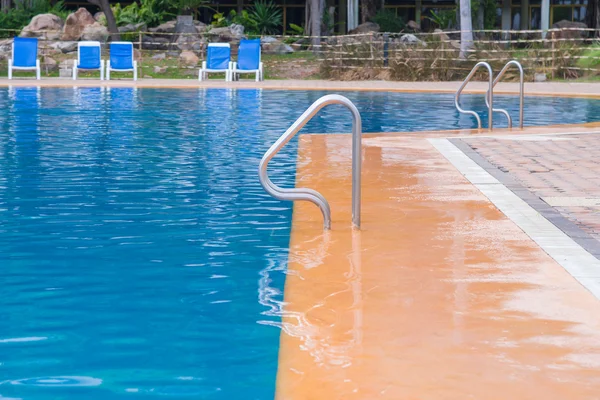 Piscina azul en el hotel con escalera —  Fotos de Stock